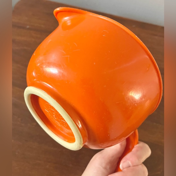 1970s Vintage Orange Rubbermaid 3 Cup Measuring Cup/Batter Bowl Mix N Grip USA - Picture 9 of 9